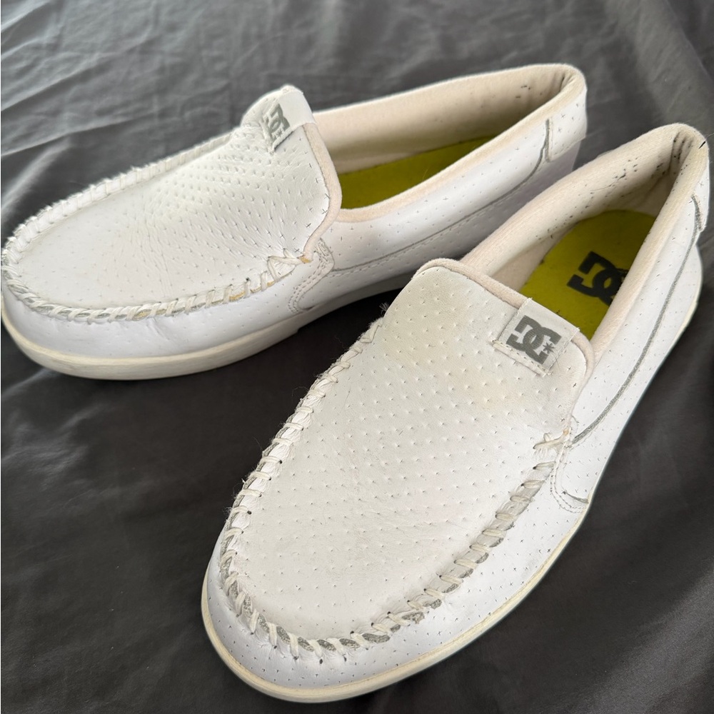 DC Villain Slip On Shoe - White - Green Insoles - Size 9 - Great Condition